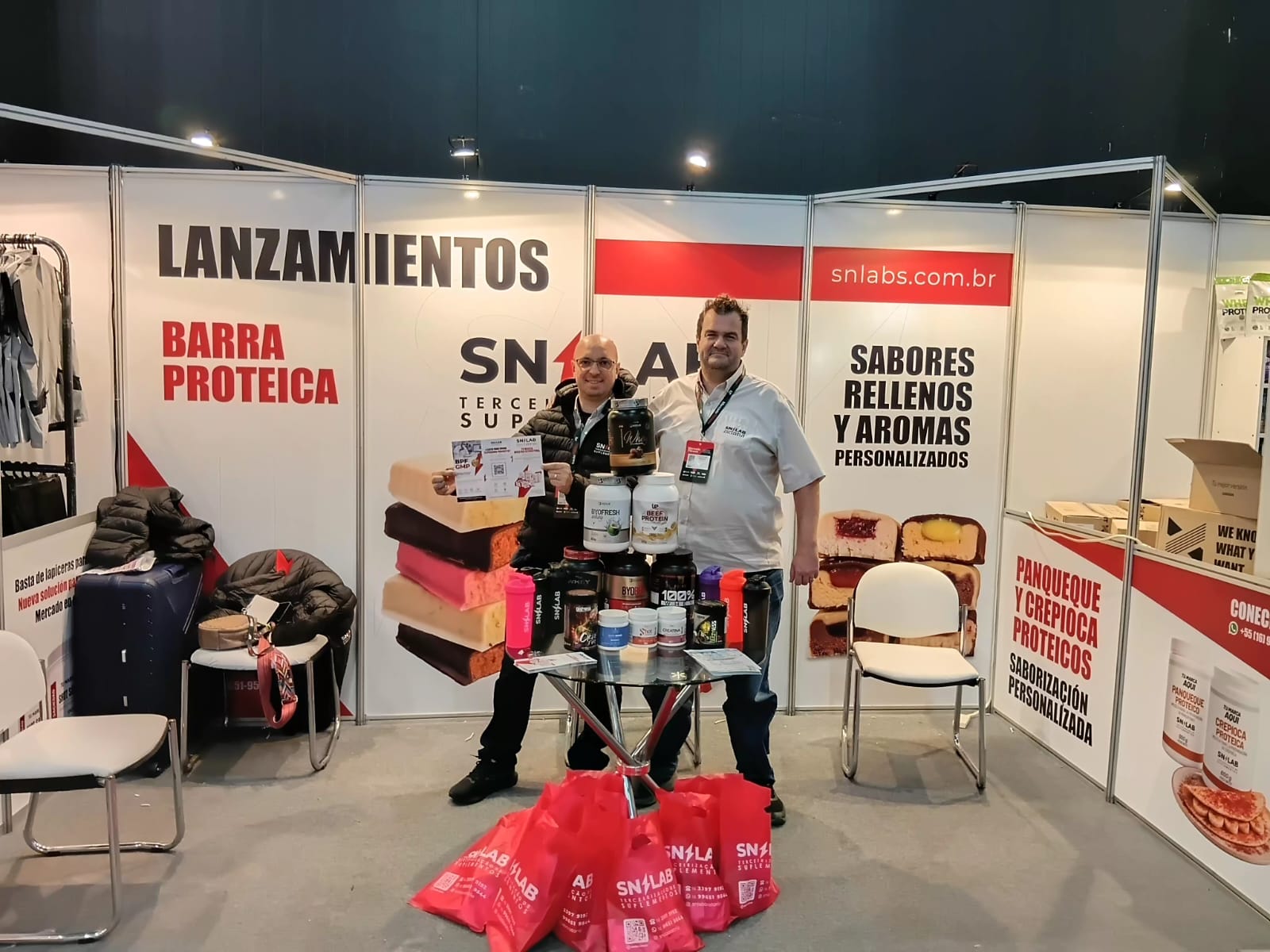 Estande da SN LAB no Mercado Fitness Argentina, com equipe e produtos em exposição